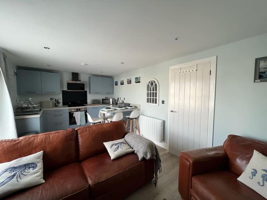 Orchard Lodge -Coastal Retreat, New Build, Village Views, Private Garden And Terrace Saint Brides Major Buitenkant foto