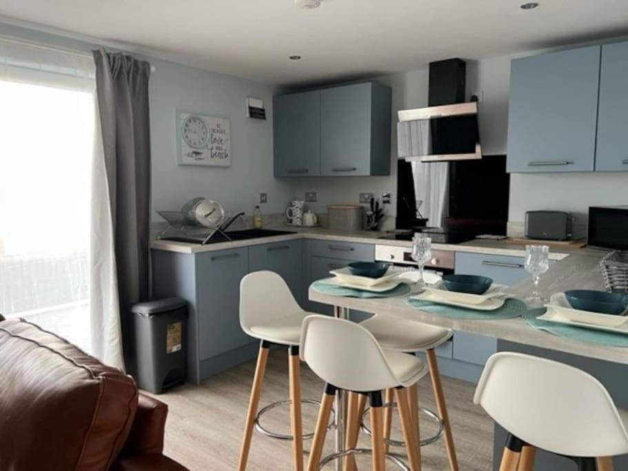Orchard Lodge -Coastal Retreat, New Build, Village Views, Private Garden And Terrace Saint Brides Major Buitenkant foto