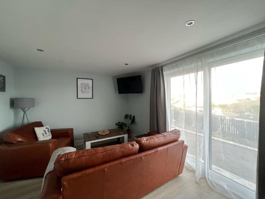 Orchard Lodge -Coastal Retreat, New Build, Village Views, Private Garden And Terrace Saint Brides Major Buitenkant foto
