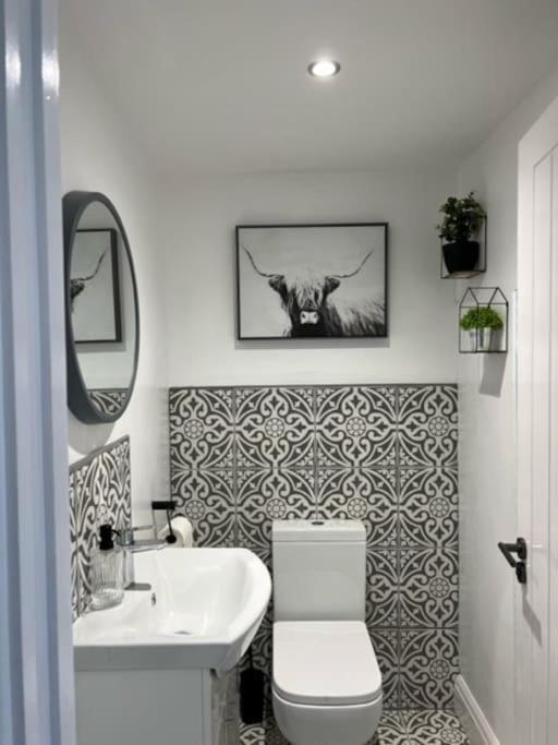 Orchard Lodge -Coastal Retreat, New Build, Village Views, Private Garden And Terrace Saint Brides Major Buitenkant foto
