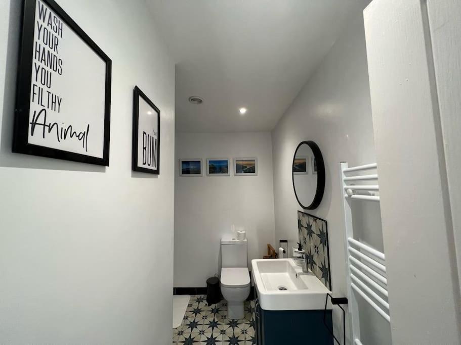 Orchard Lodge -Coastal Retreat, New Build, Village Views, Private Garden And Terrace Saint Brides Major Buitenkant foto